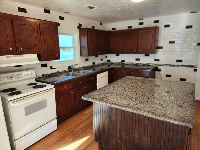 Building Photo - 505 Connie St