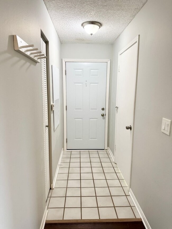 Building Photo - Beautiful 2 bedroom/2 bathroom corner condo in gated Regency Park!