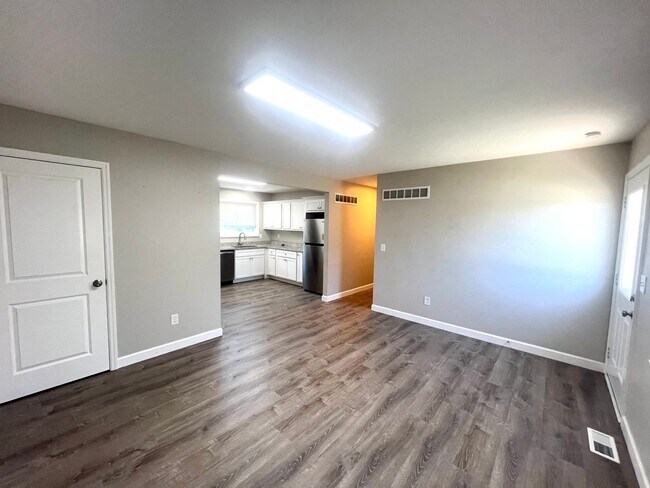 Building Photo - Beautifully updated 3 Bedroom 1 Bath Home ...