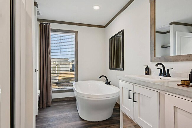 Building Photo - 1610 Fox Dr