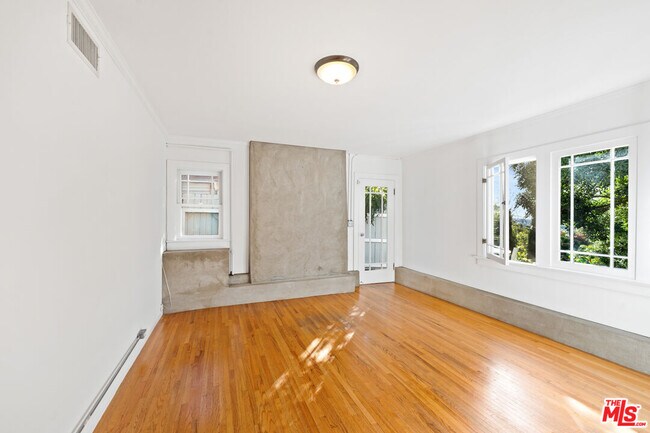 Building Photo - 1843 Lucile Ave