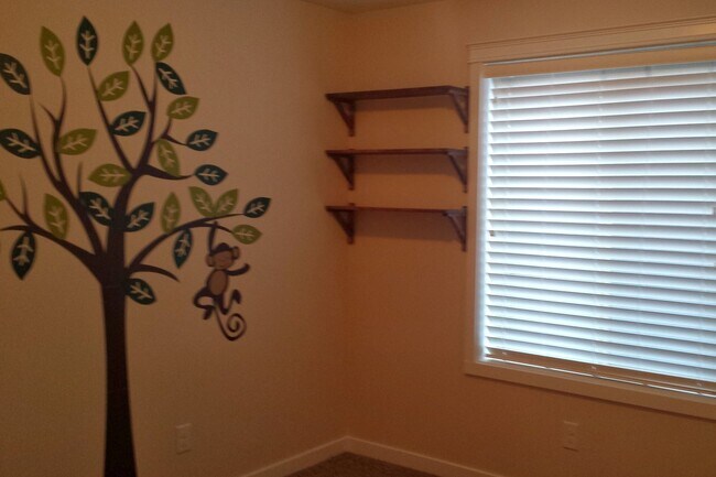 Building Photo - Spacious & Beautiful Home in Great Locatio...