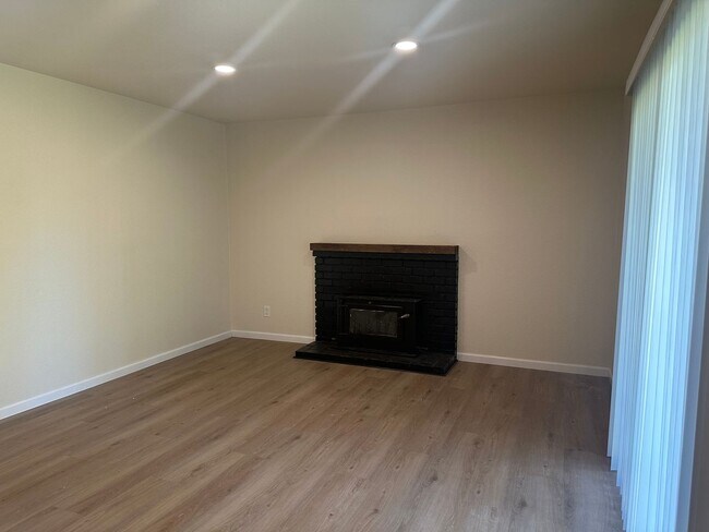 Building Photo - 4 Bedroom 2 Bath