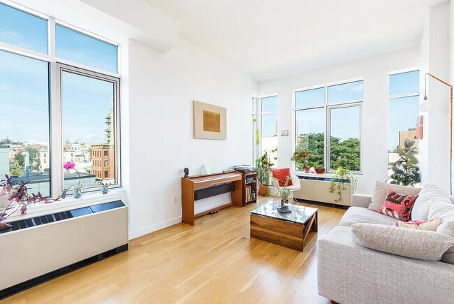 Building Photo - Wonderfully large and light-filled, this s...