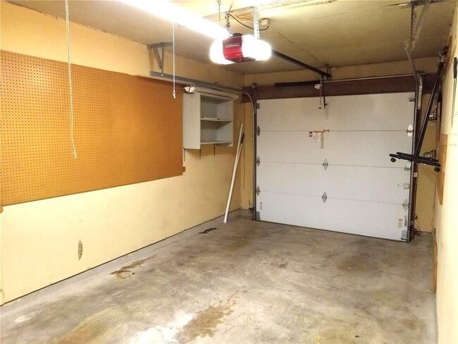 Building Photo - 910 E Meadowmere Ln