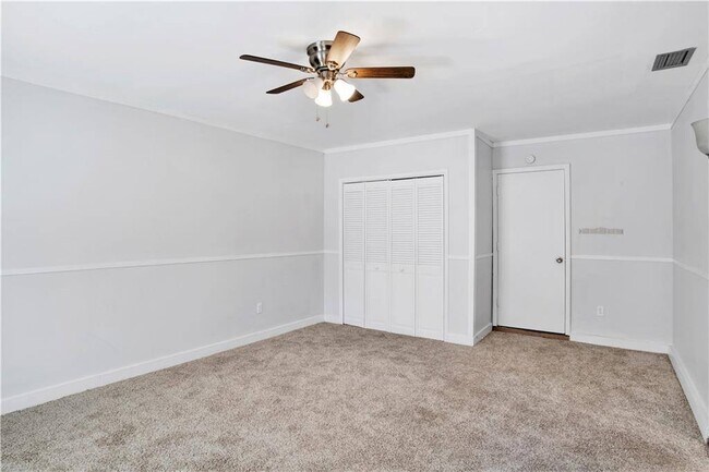 Building Photo - 2704 Woodcliff Dr E