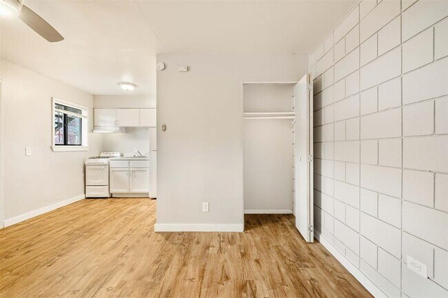 Building Photo - 903 Springdale Rd