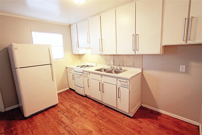 Building Photo - 901 Springdale Rd