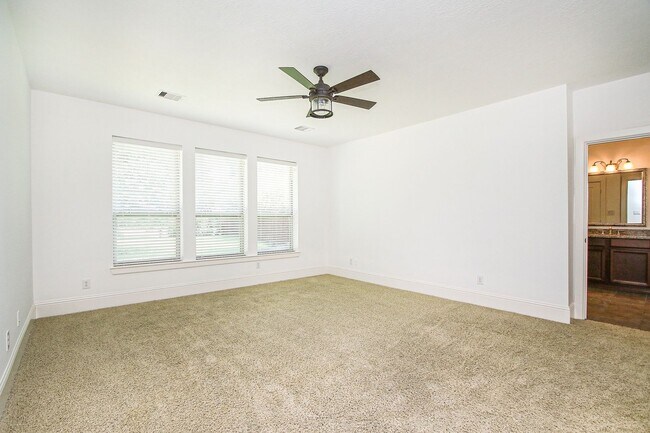 Building Photo - 5 Bedroom House in Gated Golf Course Commu...