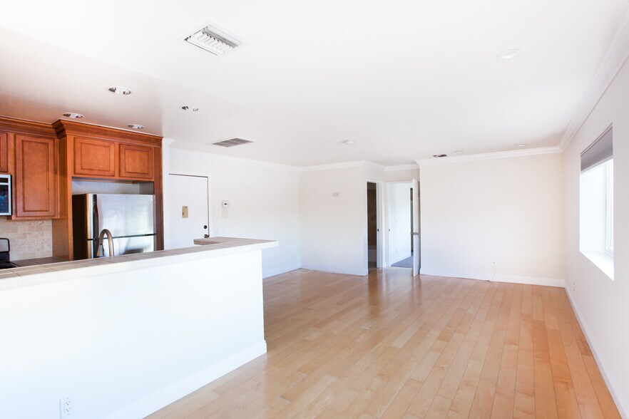 Building Photo - 1510 S Barrington Ave