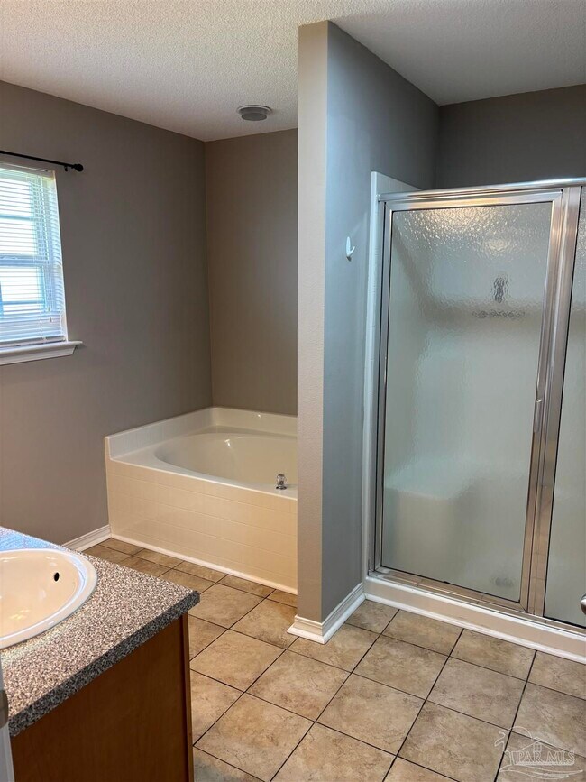 Building Photo - 2423 Flintstone Dr
