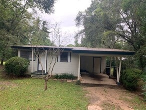 Building Photo - 3 Bedroom House on Kyle St, Available NOW!