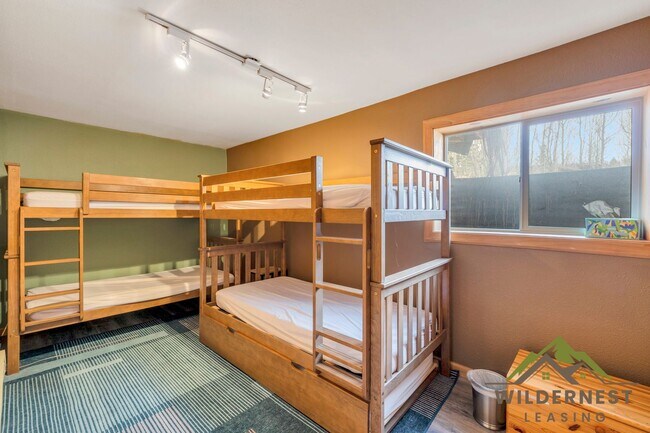Building Photo - Furnished Pet Friendly Summer Rental