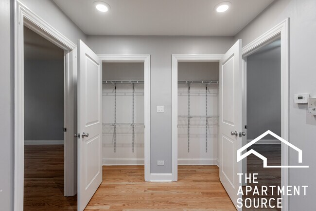 Building Photo - 4502 N Sheridan Rd