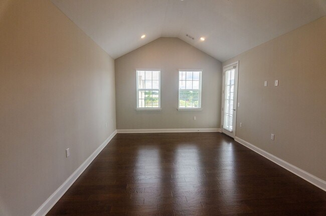 Building Photo - Stunning Condo with Garage space