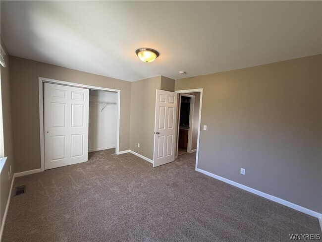Building Photo - 723 Robin Rd