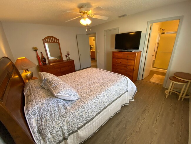 Building Photo - ANNUAL Lease – Turnkey 2+2 Patio Villa in the Desirable Village of Bonnybrook