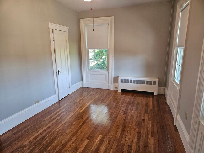 Building Photo - 2 Bedroom townhouse style apartment
