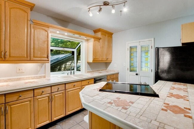 Building Photo - 1243 Spring Valley Ln NE