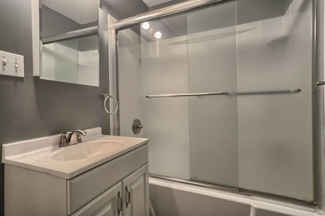 Building Photo - Charming 3 bed, 2 bath, south side flats h...