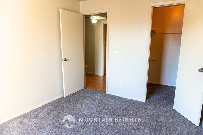 Building Photo - 415 E Creekside Cir