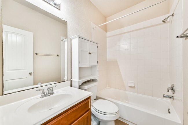 Building Photo - 7201 Valentine Ln