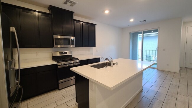 Building Photo - 3 Bedroom 2.5 Bath Townhouse