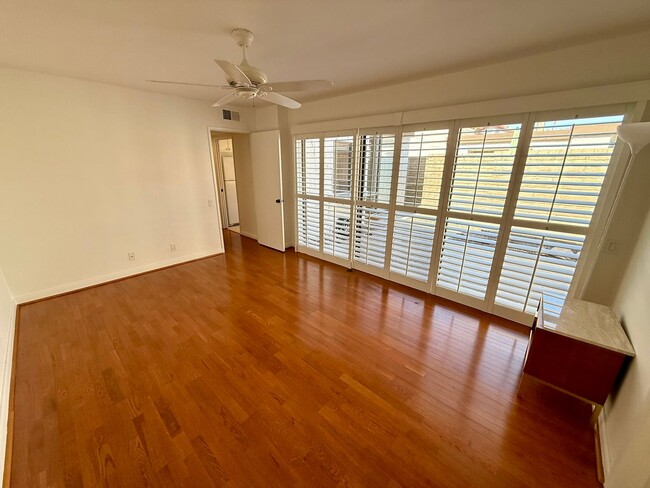 Building Photo - Charming 2-Bedroom Condo in the Coveted Ca...