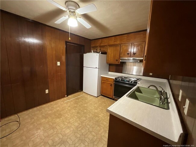 Building Photo - 2235 Memory St