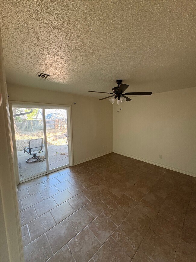 Building Photo - 1020 N Turtle Creek Dr
