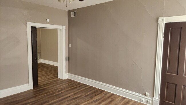 Building Photo - "Charming 1-Bed Oasis in Vibrant St. Louis - Your Urban Retreat Awaits!"