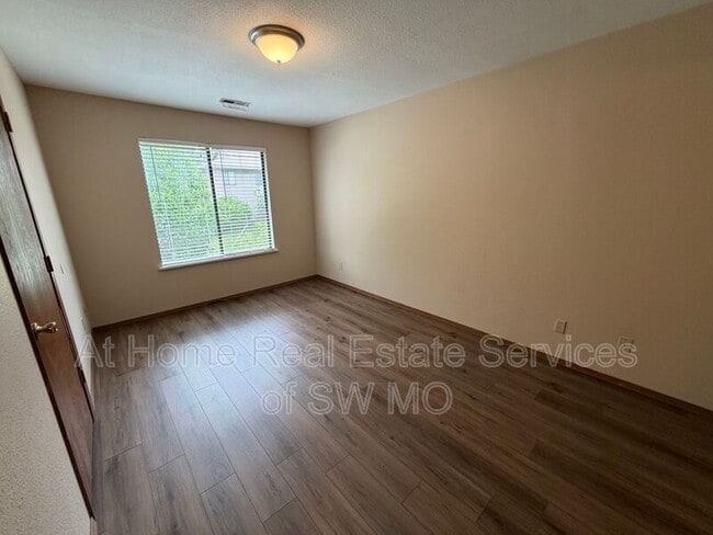 Building Photo - 757 E Bain St