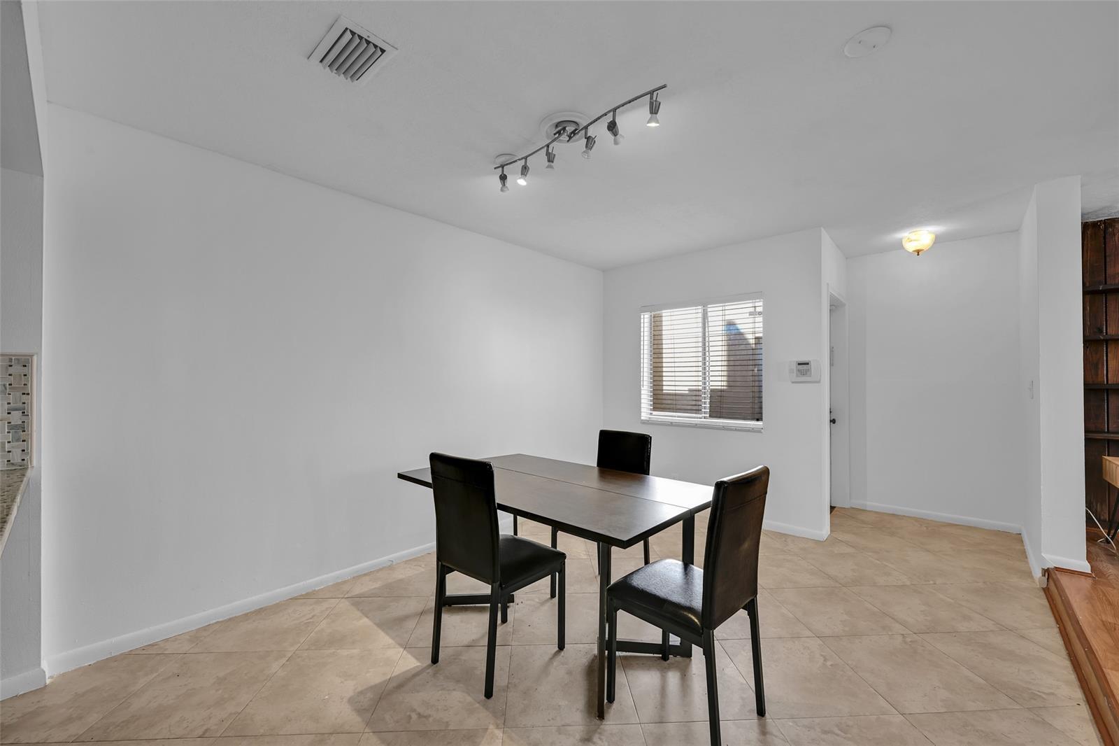 Building Photo - 4011 Coral Springs Dr