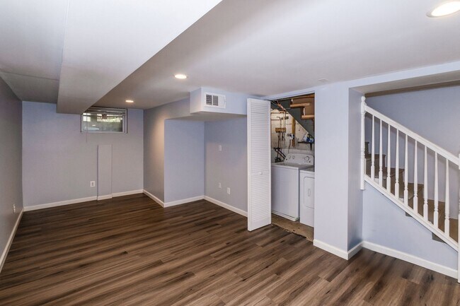 Building Photo - Spacious Starter home with full basement and parking
