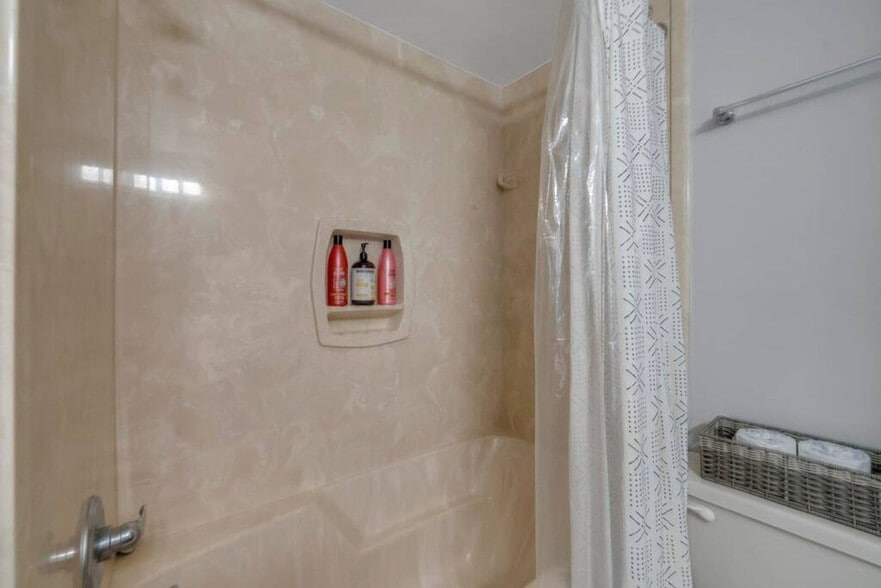 Building Photo - 214 Miracle Strip Pkwy SW