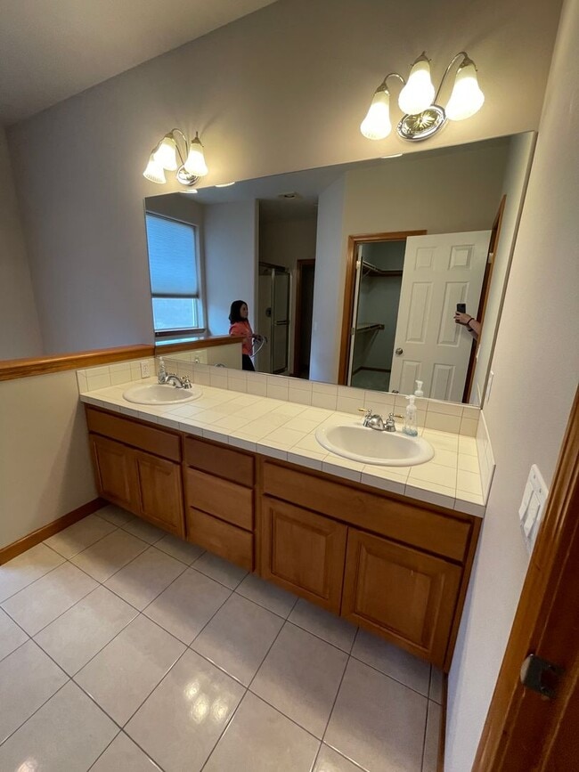 Building Photo - Amazing family home in the perfect location!