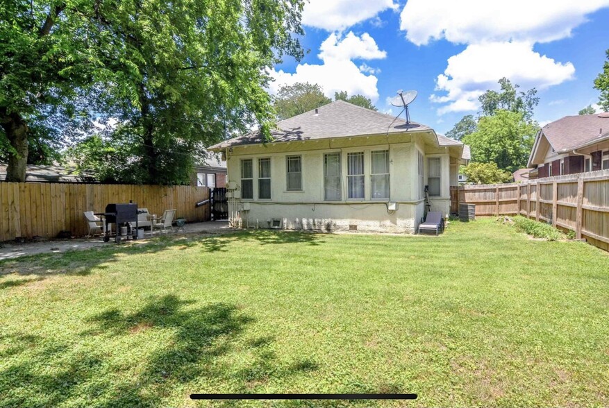 fenced back yard (grill/chairs not included - 1939 Nelson Ave