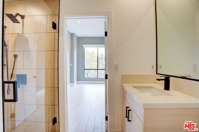 Building Photo - 423 N Palm Dr