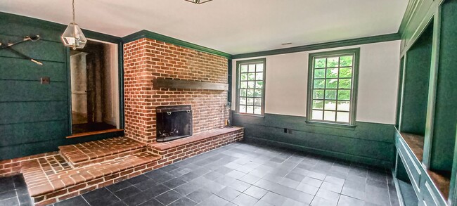 Building Photo - Oversized 4 Bedroom 3.5 Bathroom Home Situ...