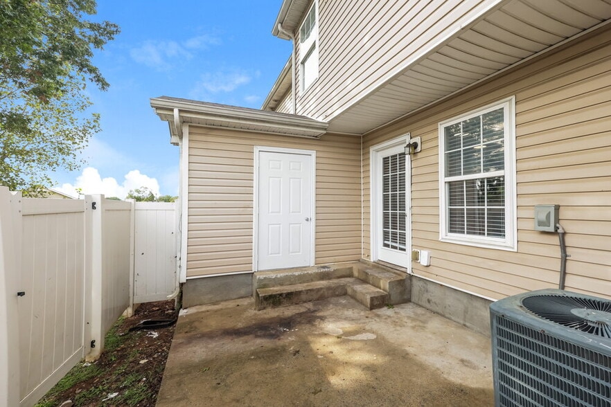Building Photo - 8030 Logan Dr