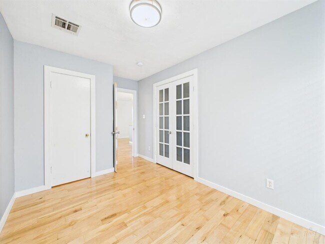 Building Photo - 304 E 33rd St