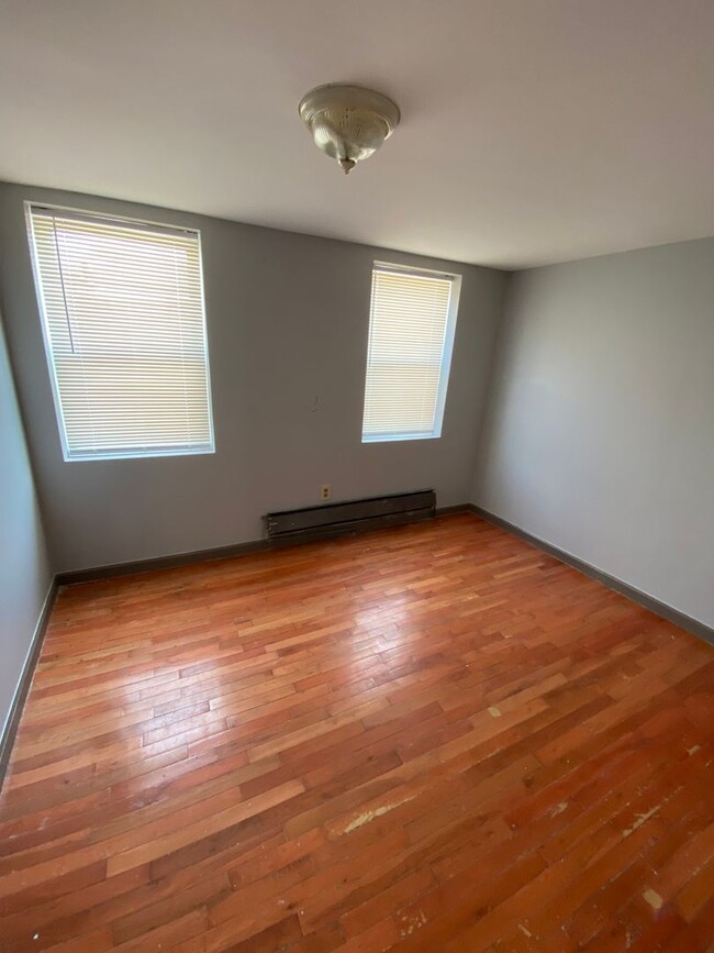 Building Photo - 2 Bedroom and 1 Bathroom House in South Ph...