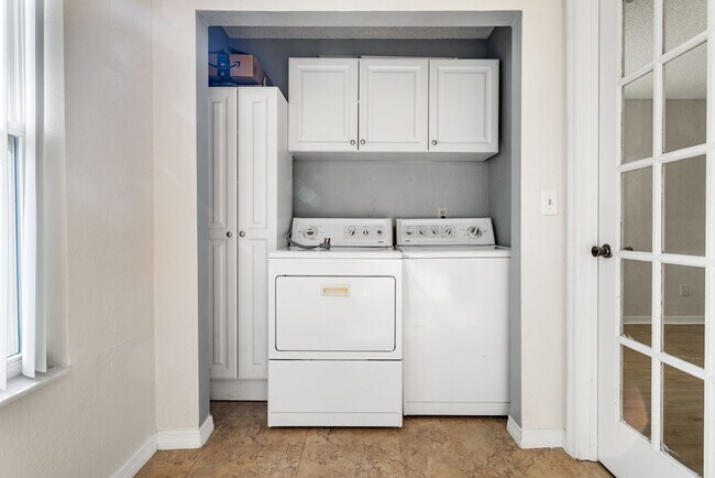 Building Photo - Venetian Place - 612