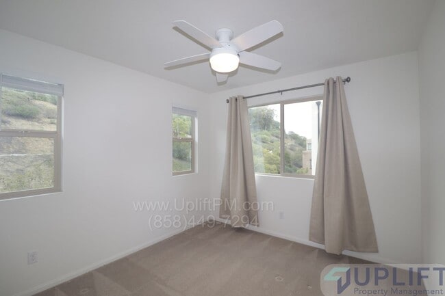 Building Photo - Spacious 4-bedroom, 4-bath Condo