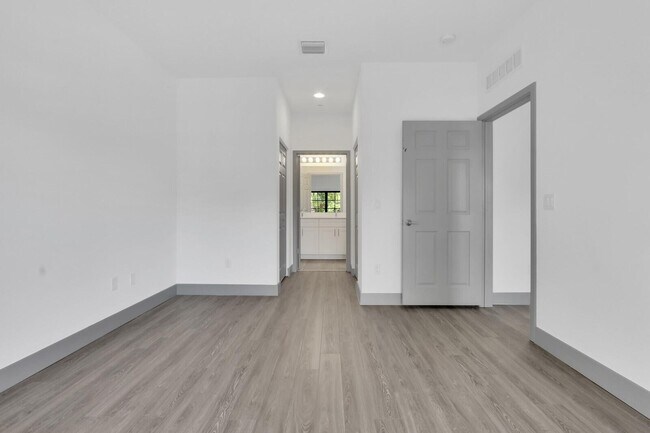 Building Photo - 600 NE 14th Ct