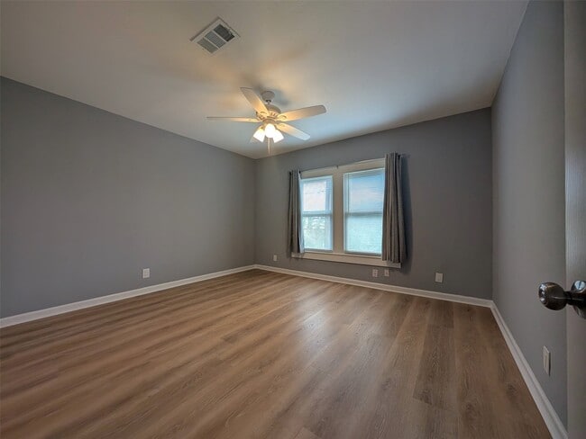 Building Photo - 1112 Ave M 1/2