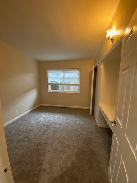 Building Photo - 447 W 2nd St