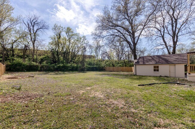 Building Photo - 2220 Auburn Dr