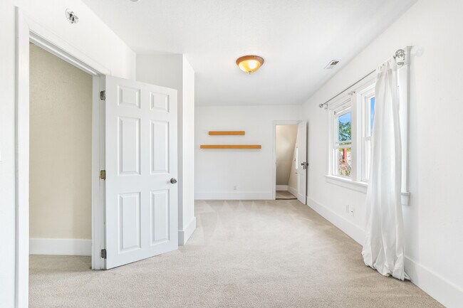 Building Photo - 9648 N Central St