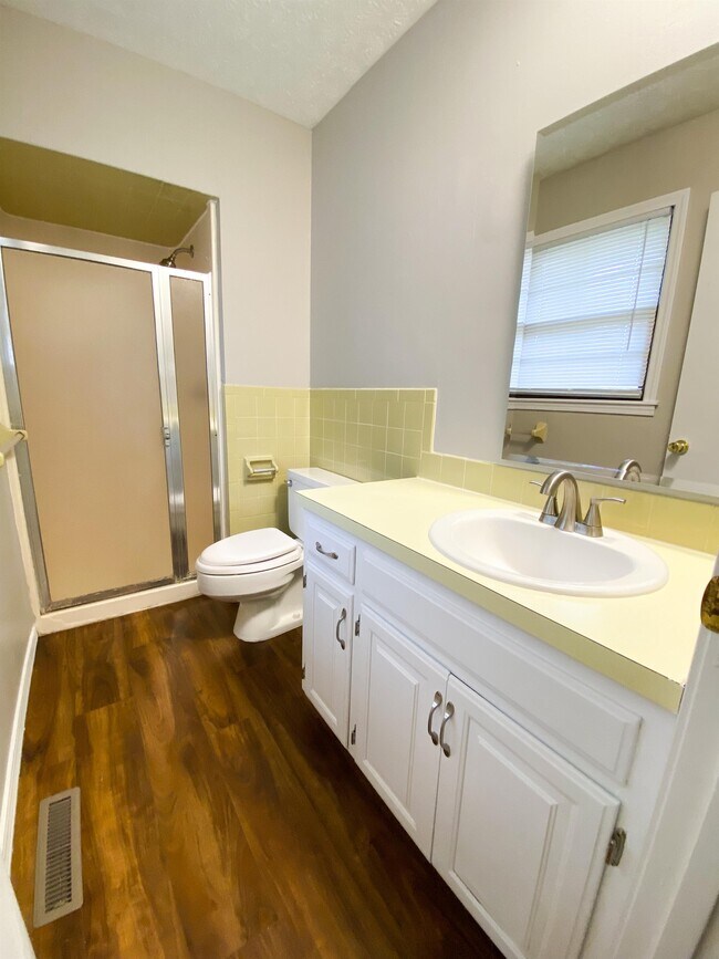 Building Photo - 2833 S Claremont Ave